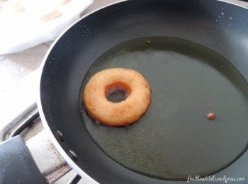 step8: 一旦甜甜圈面团膨胀至两倍大后，你便可开始进入热炸的步骤。将油锅开中火，然后把甜甜圈面团慢慢的放入热锅里炸至双面金黄色即可。