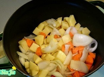 step5: 下小許橄欖油爆香洋蔥，再加入薯仔甘荀略爆。