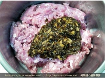 step7: 將已剁碎的黑木耳菇菇醬，倒入至絞肉中。