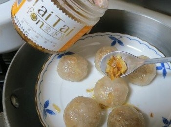 step3: 蒸的時候需要一點蔥蒜油.才能防黏