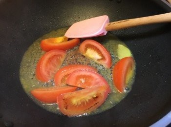 step6: 原鑊子加入少許油爆香薑片，再加入蕃茄中火快炒，期間加入水