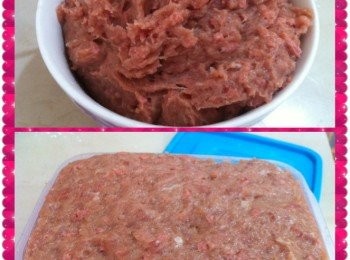 step1: 1. 梅瘦肉呈半解凍狀態 ( 容易切成完整片狀 )。如果梅頭是新鮮買回來的，放進急凍櫃，冷藏至有點硬才拿出來用。如果肉一早已放進急凍櫃，移至冰鮮格稍為解凍才拿出來用。先切粒，再手工剁成肉醬，盡量剁碎一點。不能用攪拌機唷，機器攪拌的肉質感不好