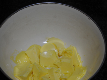 step1: 黃油和芝士切小塊，室溫軟化後加入鹽、糖粉，攪拌至完全融合。