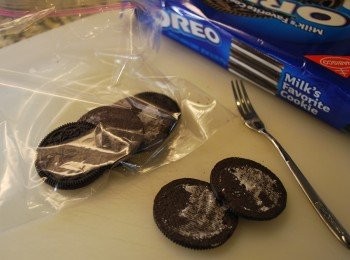 step10: 刮除Oreo餅乾的奶油夾心，將餅乾放在夾鏈袋內，以桿麵棍壓碎成“泥土”