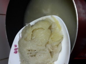 step9: 將处理好魚翅瓜瓜肉再倒入湯中，加入1/4茶匙粗鹽大火煲滾即可