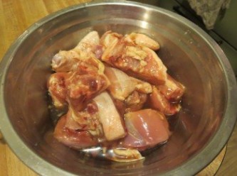step1: 将鸡件和腌料腌半小时以上。