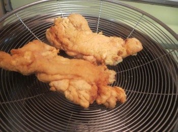 step4: 將鍋內多餘的油分盛起剩下少許，加入蒜蓉爆香，然後加入調味料b大火煮滾，最後加入【把玉米粉和食水1匙混合成芡粉。】混合好的芡粉，大火炒翻即可。 炸好的雞全腿多塊，淋上醬汁即可上座