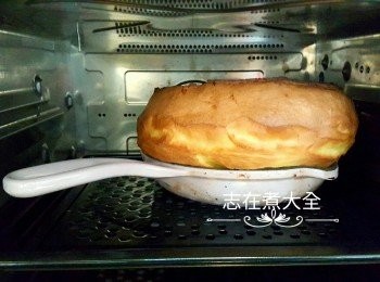 step2: 所有材料拌勻至完全溶合後（蜜糖除外），倒入已預熱鐵鍋中焗15至20分鐘，直至烤鬆餅升高及轉微焦色