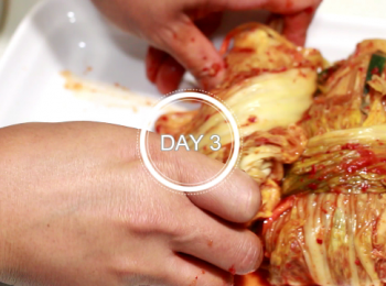 step17: 通常, 氣溫在15-25℃時, 泡菜三天左右就會完成發酵。所以這三天一定要每天試味。
做好的泡菜最好存放於3-5℃的環境中, 能保鮮三個月。