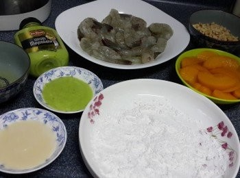 step6: 將炒香花生脫衣備用，準備好生粉，配料