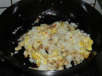 step5: 放入白飯之後，炒勻
