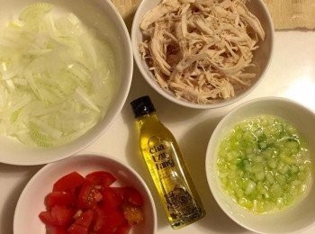 step1: <a href="https://bit.ly/3EZL8dD" target="_blank" data-keyword="雞胸" class="guide-link"><strong>雞胸</strong></a> <span style="display:inline-block;vertical-align:middle;margin-top:-3px;color:initial;border-radius:3px;padding:2px 3px;font-size:12px;line-height:14px;background:#87d300;color:#fff;">即買</span> 肉蒸熟, 放涼撕成雞絲(雞汁留下來一起當<span class="group_2">醬料</span>), 洋蔥切細絲泡冷水, 番茄切小塊, 米線煮熟沖冰水後放置一旁