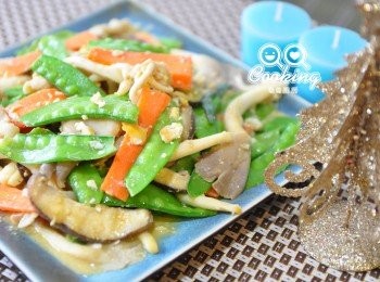 step6: 金沙象徵著富貴喜氣，雖然只是平凡的<span class="group_1">食材</span>，菇類卻含有豐富的多醣體健康元素，加上鹹鴨蛋的香氣，這道料理當宴客菜也不失禮喔~