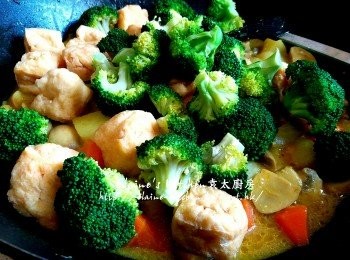 step11: 20分鐘後加入豆腐卜及西蘭花拌勻 , 蓋上蓋繼續用慢火煮5分鐘