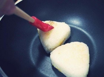 step6: 接著在表面塗上醬油煎到有焦焦的樣子翻面續煎!!!