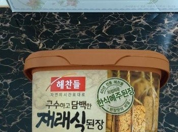 step3: 鍋落1湯匙油煮熱，加入190克泡菜爆香，加人調味料煮滚