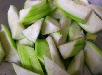 step2: 加入絲瓜~今天切成比較有口感滾刀狀~略翻抄一下~轉最小火~悶一下~