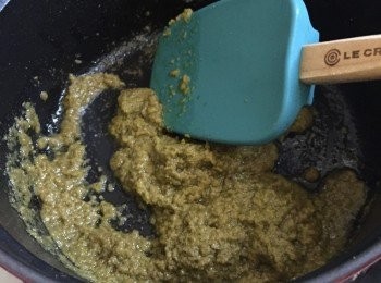 step4: 鍋子加熱，中火下油，加入青咖喱醬後不停炒均至香味突出約1分鐘 (要不斷快炒就不會黏底)