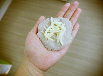 step3: 之後取適量芋泥壓平並將起士絲包入!!! 也可以用起士塊喔&gt;////