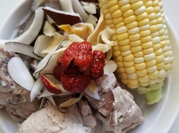 step1: 椰子洗淨切片，豬尾骨飛水，紅棗浸水去核，海底椰及海竹片浸水。