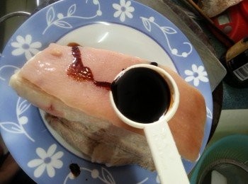 step5: 用2湯匙老抽搽滿五花腩肉待用