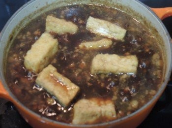 step8: 在炆煮肉燥的最後30分鐘時，加入油炸豆腐和雞蛋一同滷煮，上桌的時候就可以一同享用了！