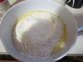 step5: 加入粉類拌匀，但不要過分拌匀，有顆粒是ok的。