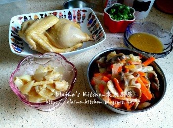 step10: 將雞 , 配料(洋蔥 , 甘旬 , 磨菇) , 料頭(薑片 , 蒜頭 , 乾蔥頭) , 汁料分開盛起