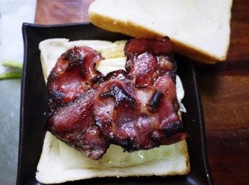 step7: 再鋪上培根，最後再放一片起司，然後蓋上吐司