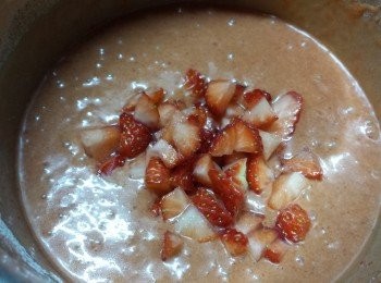 step4: 加入牛奶、牛油溶液及士多啤梨粒拌勻。