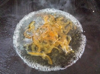 step4: 中火燒熱鍋，下<span class="group_3">醬汁</span>煮至滾及濃稠。