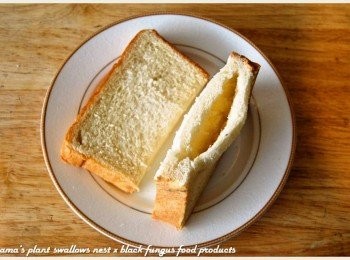 step2: 厚片吐司對切成半後，再用剪刀直接剪開吐司內層。