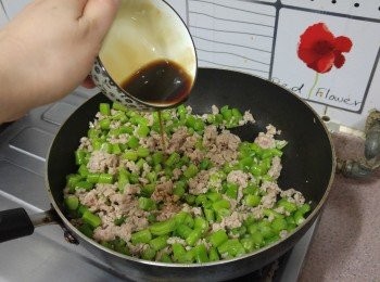 step5: 下汁料炒至肉熟透