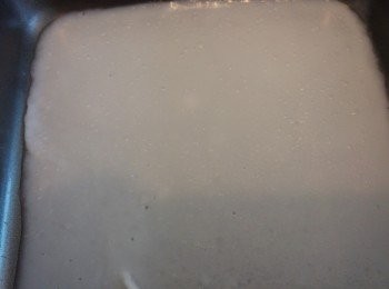 step2: 預備兩個平底蒸盆,盆需掃薄油,<span class="group_1">粉漿</span>盡量薄身,卷起來會更加似街出買的腸粉。時間約三分鐘一底。