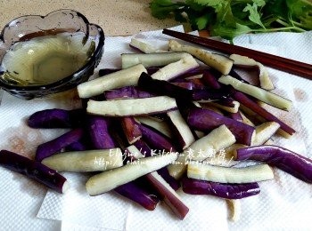 step6: 盛起放在廚紙上吸取油份 , 炸茄子的油盛起