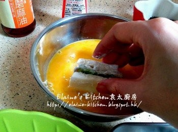 step11: 將每件雞蛋豆腐三文治逐一沾上麵粉 >>蛋液 >> 黑芝麻麵包糠