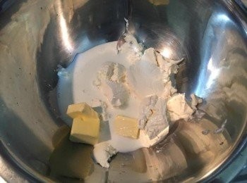 step4: 將奶油和cream cheese, 以及牛奶放入鋼盆內隔水加熱攪拌均勻