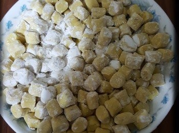 step8: 8.加一些木薯粉係碟上，以免地瓜圓痴埋一舊