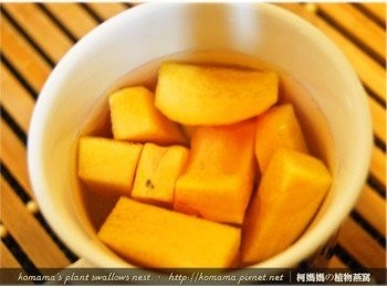 step3: 甜柿去皮除蒂後，切成條狀並泡入鹽水中，以防氧化變色。