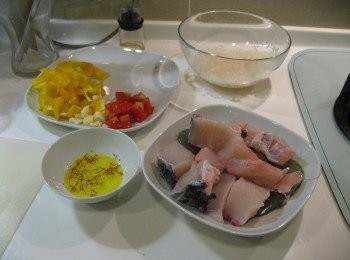 step2: 先將蒜、甜椒、番茄依次放入鍋中炒3分鐘。 再將蝦子放入拌炒至熟後撈起後，將泡水的番紅花整碗倒入拌炒，加入一匙鹽調味。