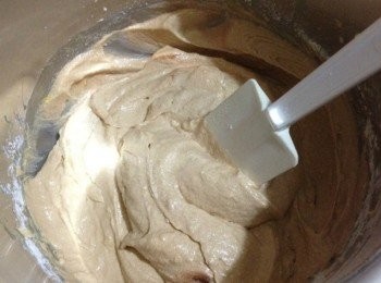 step2: 融化成室溫的奶油+細砂先打勻到有一點發的程度 然後把蛋汁一點一點的加入（每加入一次就要打勻在加入蛋汁喔）