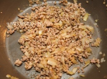 step2: 將豬絞肉下鍋炒香。