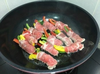 step4: 燒熱油鑊, 中火加熱, 將有摺口的豚肉卷向下先煎至轉色, 約2分鐘