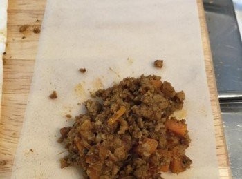 step5: 餡料放上春卷皮，
