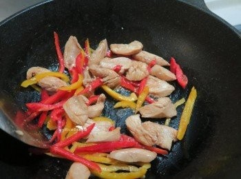 step5: 加入甜椒一起拌炒