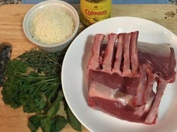 step1: 如買到的羊排表面有太多油，可稍微去除ㄧ些（圖片兩塊羊排共600g），所有香草洗淨後擦乾，不要有水份。先磨好帕馬森起司與麵包粉混在一起。