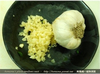 step3: 蒜頭洗淨去除外皮後，同樣也用剁碎成適當的大小。