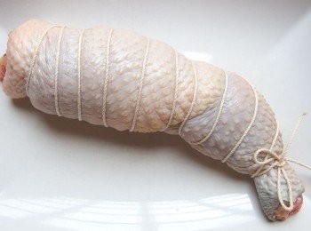 step3: 去骨雞腿可用棉繩綑綁成型。如使用電鍋蒸時,可用錫箔紙裹住去骨雞腿成型。