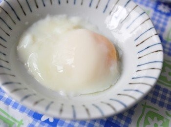 step3: 取出後可以冰水冰鎮，或直接打開放入盤內，輕鬆完成完美的溫泉蛋~