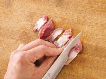 step3: 培根切成棒狀，切除雞胗的硬皮與筋，撒上少許鹽與胡椒。